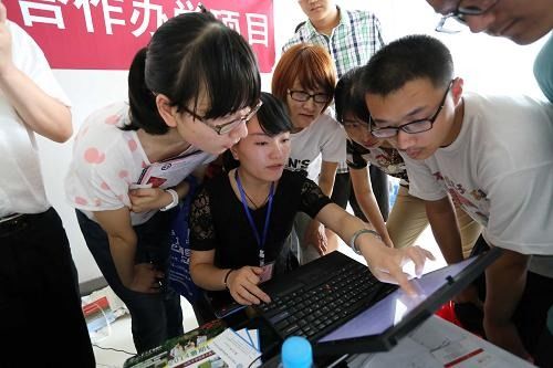 高招咨詢會(huì)現(xiàn)場(chǎng)火熱，信息咨詢助力考生圓夢(mèng)大學(xué)